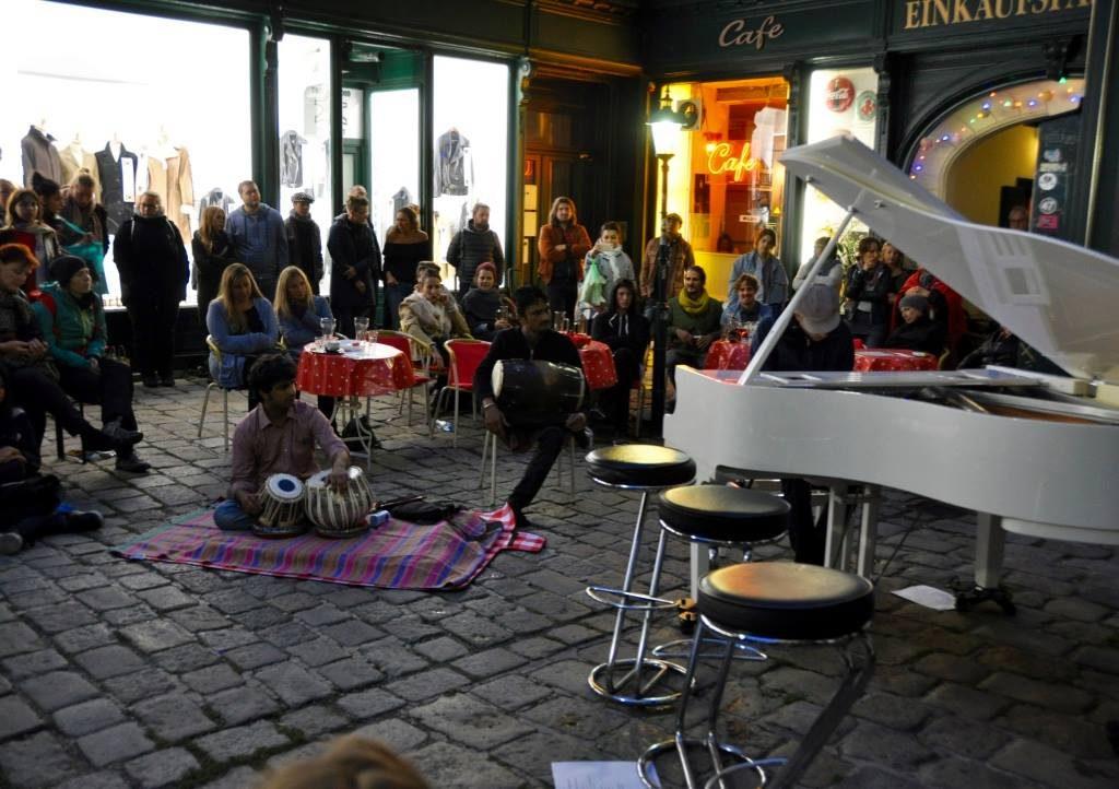 Open Piano for Refugees 09 2017 dunkelbunt